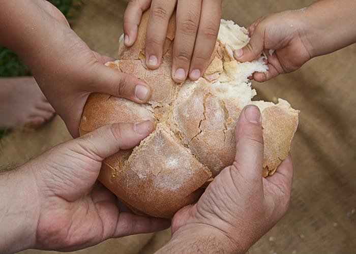 الحوثي يجوع اليمنيين.. احتجاز شاحنات الدقيق في الحواجز الأمنية لابتزاز التجار