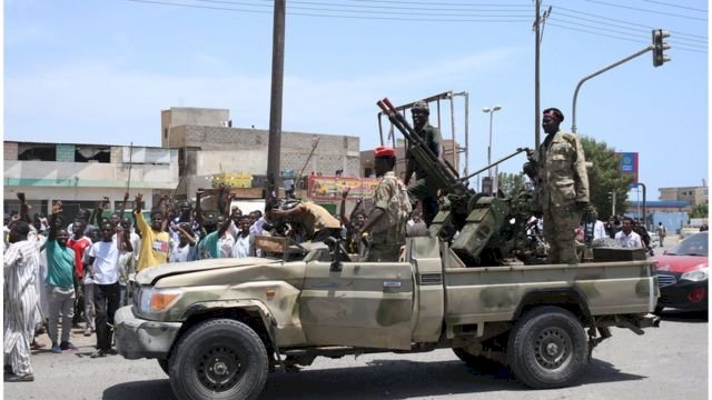 محلل سياسي.. مخاوف من تسلُّل تنظيمات إرهابية إلى السودان مستغلة الاشتباكات