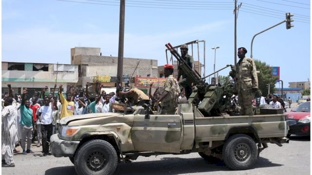 محلل سياسي.. مخاوف من تسلُّل تنظيمات إرهابية إلى السودان مستغلة الاشتباكات