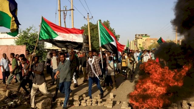 محلل سوداني يكشف: معاناة المدنيين وتدهور الأوضاع الإنسانية يزداد بشكل كبير