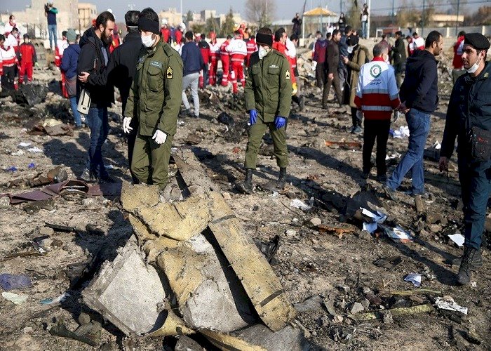 جريمة متعمدة.. أهالي ضحايا الطائرة الأوكرانية المنكوبة يتهمون الحرس الثوري بقتل أبنائهم