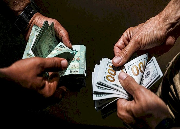 تنامي الدولرة في لبنان يفاقم من الأزمة المصرفية ويعيق محاولات الإصلاح