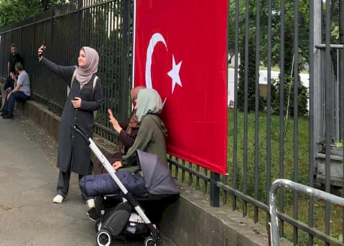 شباب الأتراك في أوروبا يؤيدون التغيير.. وكبار السن يختارون أردوغان