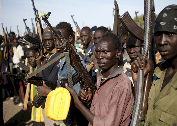 مقتل حاكم ولاية دارفور على يد مجهولين.. والصراع يدمر قرى السودان