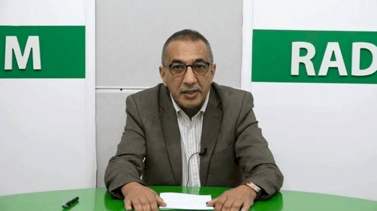 إحسان القاضي الصحفي الذي أثار الجدل بتمويلاته الأجنبية في الجزائر.. مَن هو؟