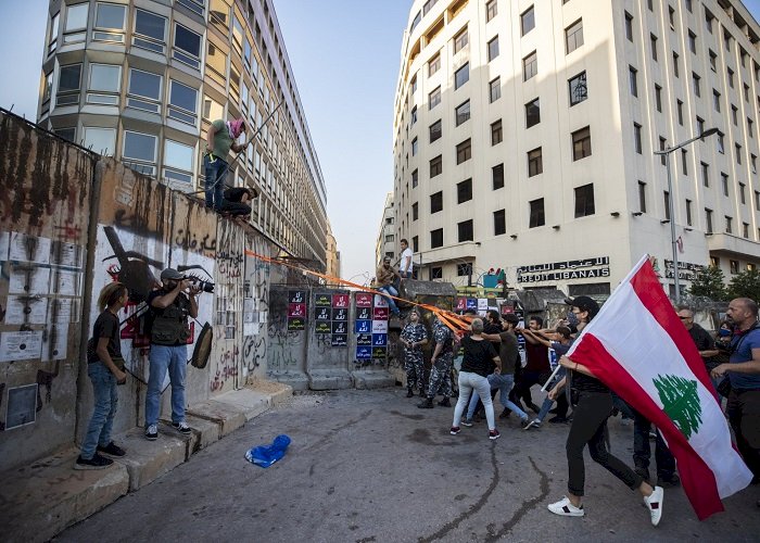 اليونيسف تحذر من تفاقم الأزمة الاقتصادية في لبنان.. تقود الشعب نحو المجهول