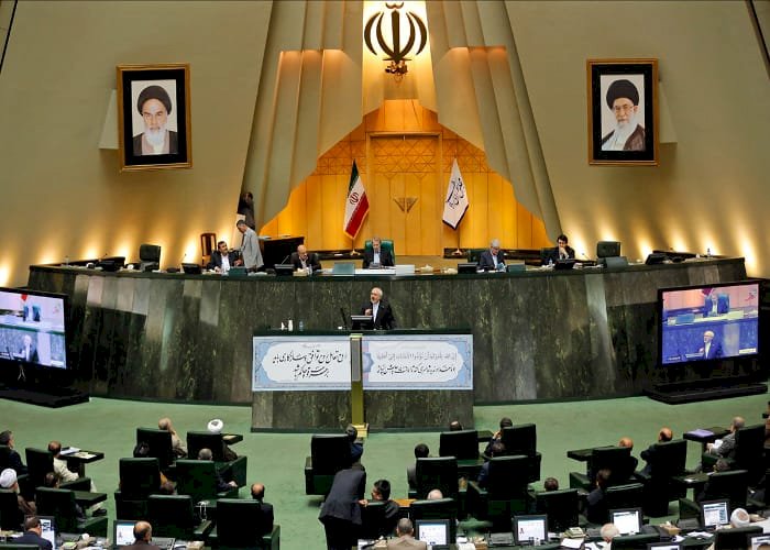 أزمة في أروقة السلطة الإيرانية.. البرلمان يهدد بعزل وزير الداخلية ووقف التعيينات الحكومية