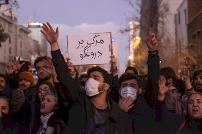 قبل الذكرى السنوية للاحتجاجات.. قوات الأمن الإيرانية ترهب وتهدد طلاب الجامعات