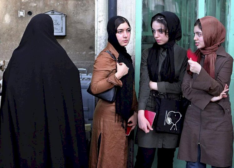 أحكام غريبة.. إيران تستغل آخر أوراقها لقمع الاحتجاجات النسائية باستغلال القضاء