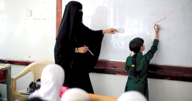 رغم الاعتقالات.. كيف يواجه المعلمون في اليمن سرقة الحوثي لرواتبهم؟