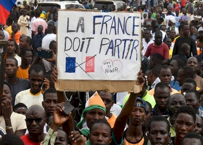 فاينانشال تايمز: النيجر مقبرة السياسة الفرنسية في منطقة الساحل الإفريقي