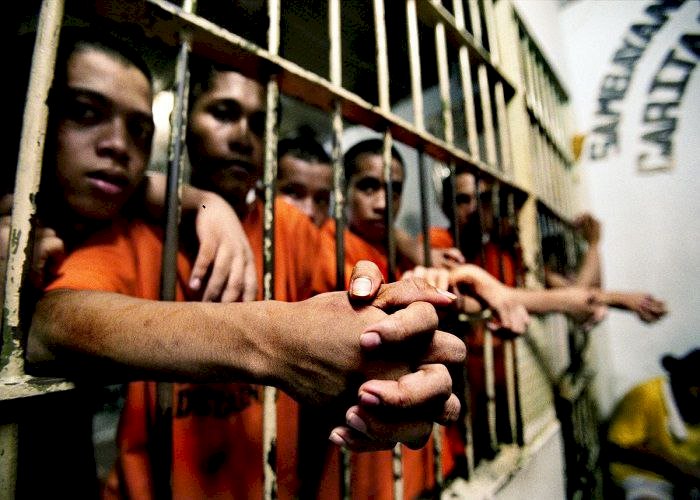 كارثة إنسانية.. بريطانيا تضع أطفال السودان المهاجرين في السجون مع المجرمين