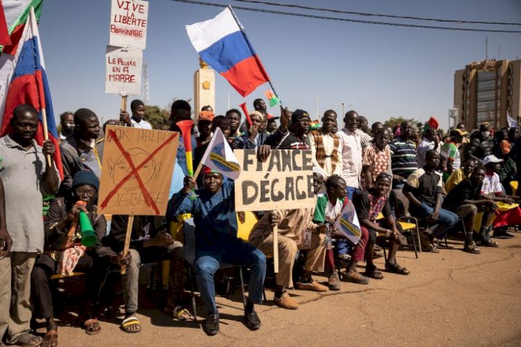 كيف يؤثر الانقلاب المستمر في إفريقيا على التواجد الفرنسي وما سر ذلك؟