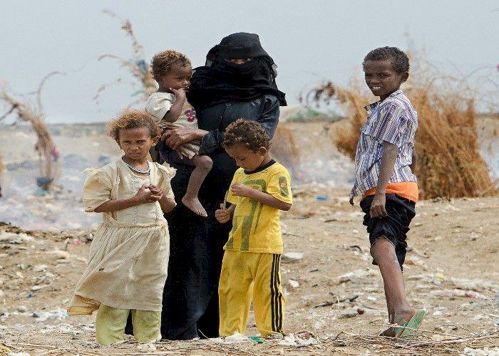 بعد النزوح.. آلاف الأسر اليمنية تواجه تغيُّرات المناخ وقسوة الحياة بدون مأوى