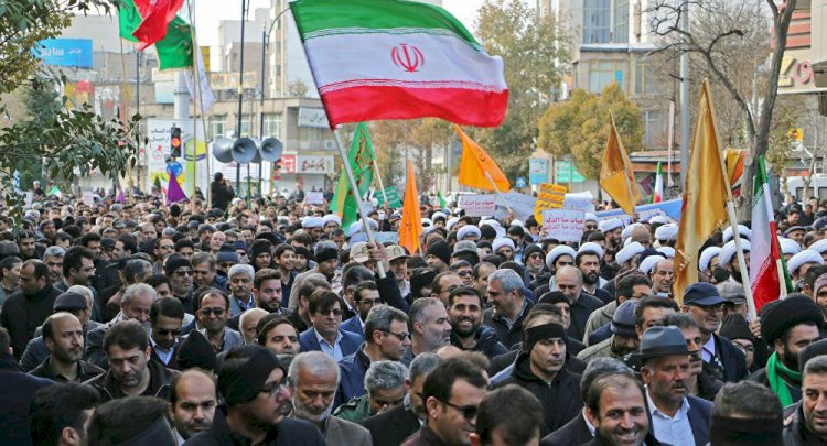 خامنئي يستغل الأزمة الاقتصادية في إيران لتحقيق مكاسب غير مشروعة