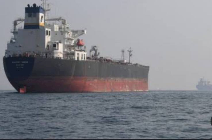 هجمات الحوثي على السفن تهدد حركة الملاحة في البحر الأحمر.. ما تداعيات ذلك؟