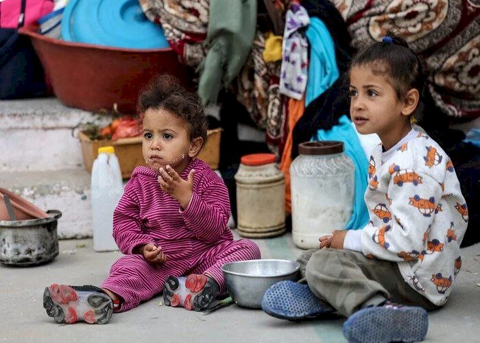 الغارديان: الشتاء والأمراض والجوع يفتكون بالنازحين في غزة