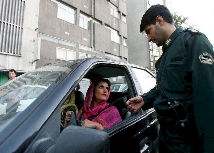 بمناسبة اليوم العالمي للمرأة.. إيران تروع النساء لإضعاف مقاومة الحجاب الإلزامي