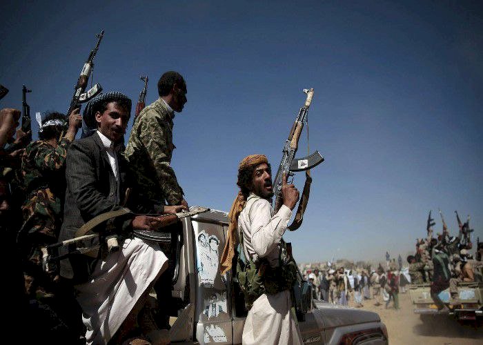 الحوثيون يستهدفون سفينة جديدة في البحر الأحمر.. أضرار طفيفة وتهديد لحركة الشحن