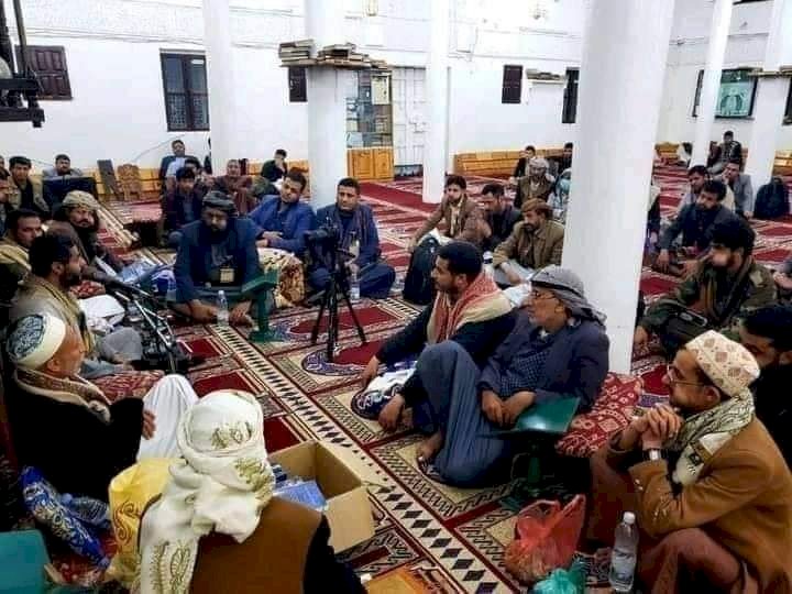 حقوقي يمني: الحوثي يواصل جرائمه بمنع اليمنيين من دخول المساجد خلال رمضان