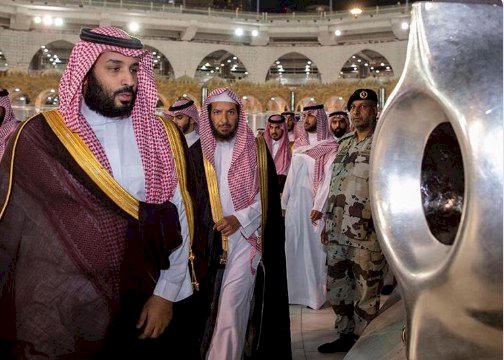 احتفاء سعودي بوصول بن سلمان إلى مكة المكرمة