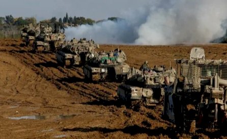 أسوشيتيد برس: إسرائيل تستعد لغزو رفح بريًا وتحذر النازحين من العودة لمنازلهم في شمال غزة 