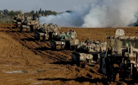 أسوشيتيد برس: إسرائيل تستعد لغزو رفح بريًا وتحذر النازحين من العودة لمنازلهم في شمال غزة