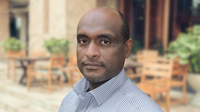 ناجي بدوي.. السوداني المثير للجدل يحمل السلاح بالمسجد ويحرم السُكَّر