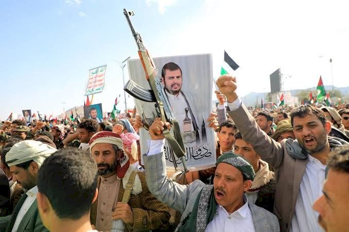 الحوثيون يُصعّدون ضد إسرائيل.. والغرب يرد بضربات قاسية.. ما القصة؟