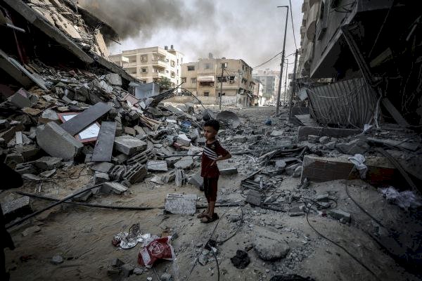 المعمداني يئن تحت القصف.. استهداف المستشفيات في غزة.. فصل دامٍ في سجل الصراع