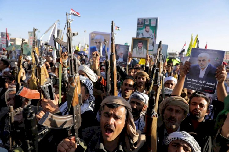 محلل يمني: الضربات الأمريكية تضع الحوثيين أمام تحديات استراتيجية جديدة