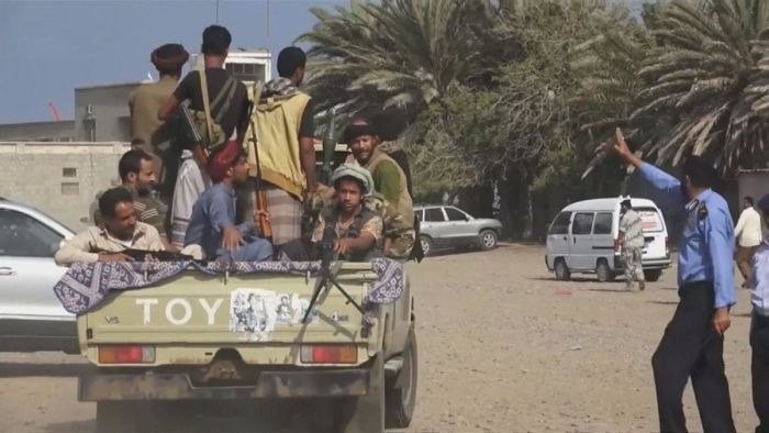 الألغام تغلق الطرق.. مليشيات الحوثي تتحصن في الحديدة خوفًا من التقدم البري