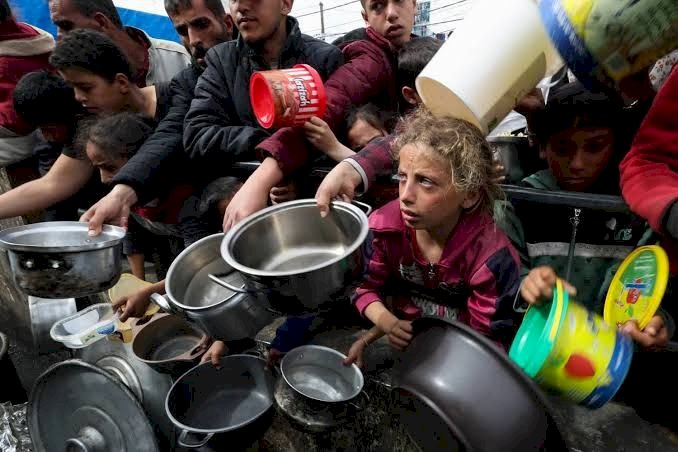 متحدث الأونروا : الأوضاع الإنسانية في غزة تنهار بالكامل وسكان القطاع يواجهون الموت جوعًا