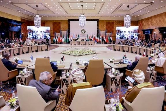 مستشار الرئيس الفلسطيني: القمة العربية الإسلامية في الدوحة محطة تاريخية لمواجهة العدوان الإسرائيلي
