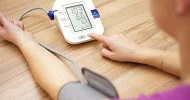 طرق طبيعية وآمنة للتعامل مع انخفاض ضغط الدم.. متى تكفي النصائح ومتى تحتاج للطوارئ؟