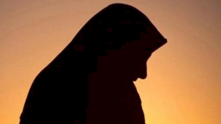 ما حكم خروج المرأة بعد وفاة زوجها؟