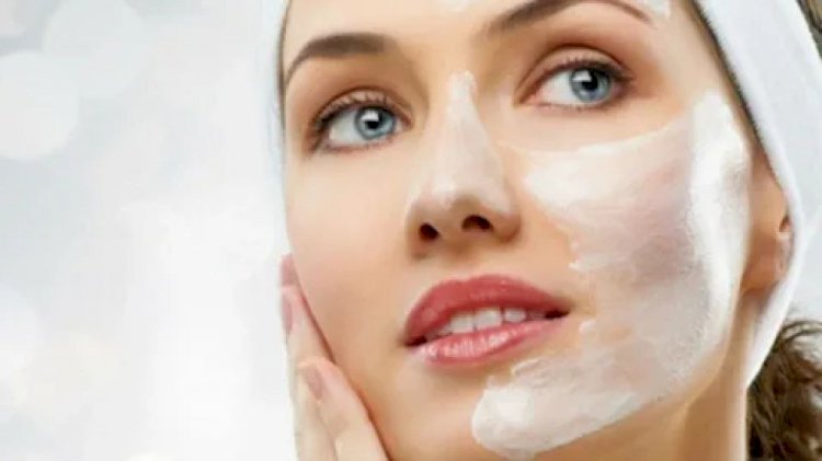 أفضل الوصفات الطبيعية لتفتيح البشرة بفعالية وأمان