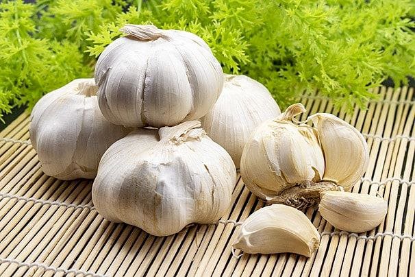 دليل شامل: أفضل الممارسات لتخزين الثوم والحفاظ على جودته لموسم الشتاء