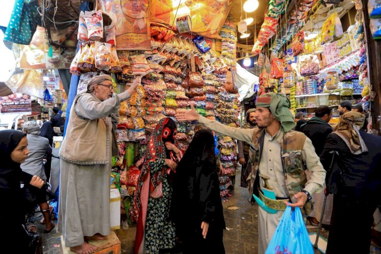بين غياب الرواتب وانفجار الأسعار.. اليمنيون يواجهون شتاءً صعبًا في مناطق الحوثيين