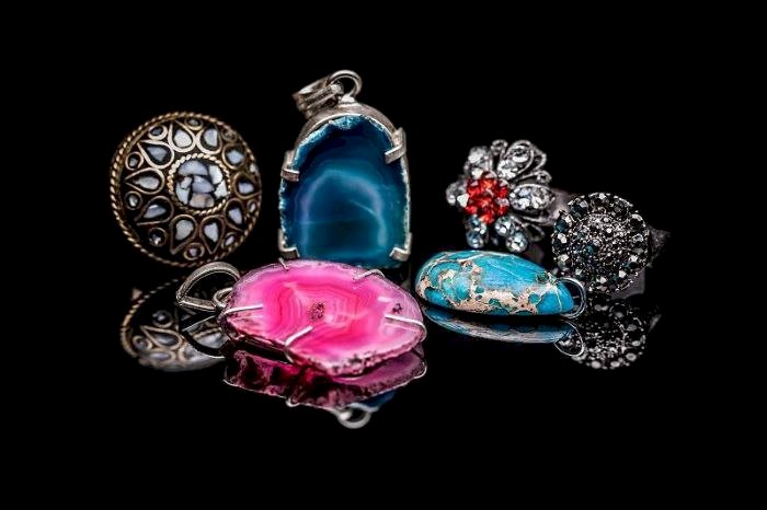 أحجار 2026: دليل الأبراج لاختيار الحجر الكريم الأنسب