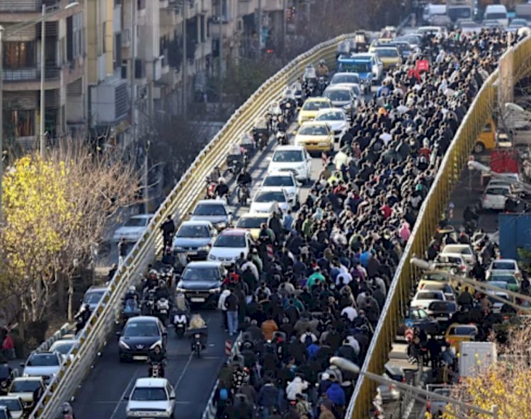 انهيار الريال الإيراني يصل لمستويات قياسية ويشعل احتجاجات واسعة في طهران