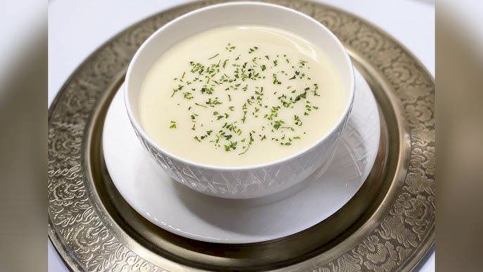 شوربة الجزر والبصل بالكريمة.. وصفة شتوية دافئة تجمع الطعم الغني والفائدة الصحية