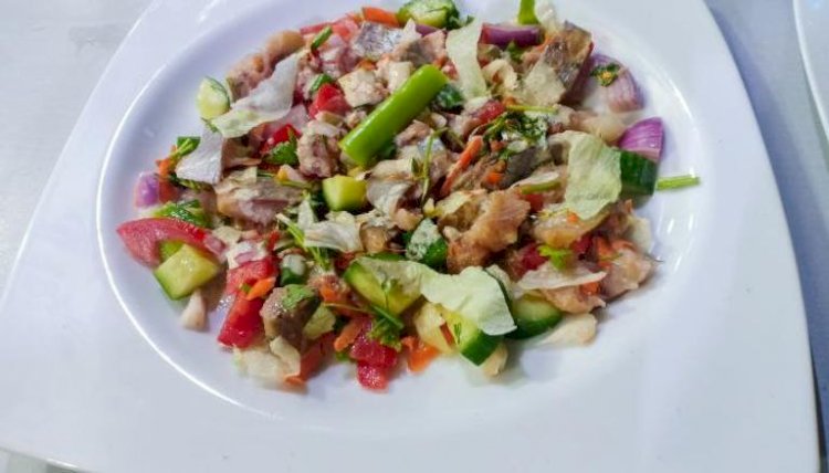 سلطة الرنجة بطعم مختلف.. وصفة سريعة تكسر ملل السفرة بخطوات بسيطة