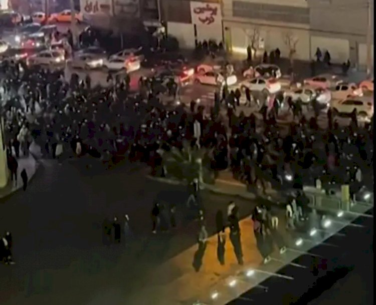 إيران تستعد لموجة غضب واسعة نهاية الأسبوع.. المتظاهرون يتحدون الرقابة وانقطاع الاتصالات