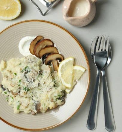 أرز بالكريمة والمشروم وصوص الليمون.. وصفة عصرية بطعم غني ولمسة منعشة