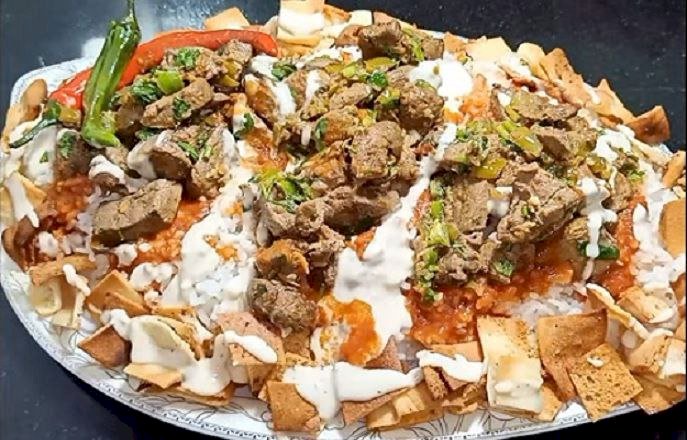 فتة كبد الدجاج.. وصفة عزومات بطابع شهي وسريع