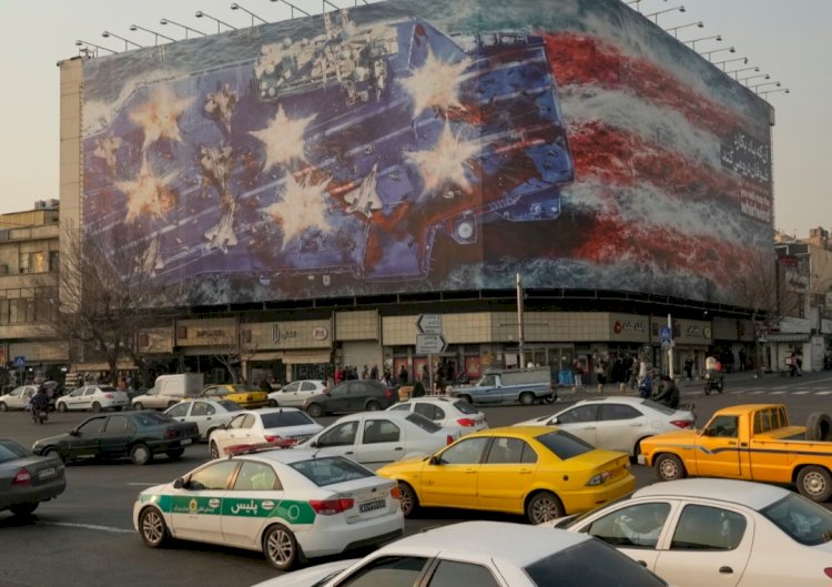 لوحة إيرانية تهدد أمريكا وسط تحرك عسكري أمريكي بالمنطقة