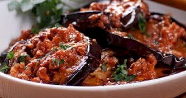 المسقعة باللحمة المفرومة.. وجبة شرقية مشبعة بين الطعم الغني والسعرات الحرارية