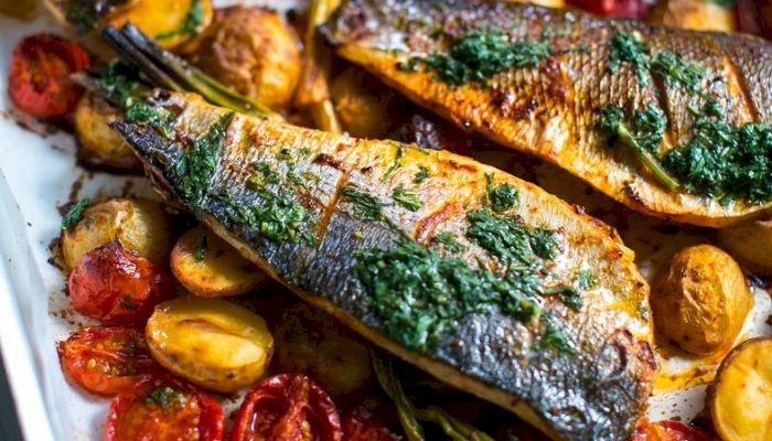 وجبة اليوم الخامس من رمضان.. سمك بالفرن وسلطة خضراء تمنحك الطاقة بعد الصيام