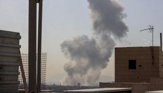 تزامنًا مع الضربات الإيرانية.. الحوثي يستأنف الهجمات على الملاحة البحرية